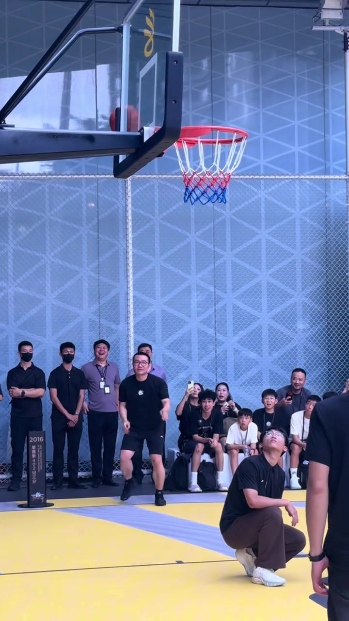 连续投出三不沾！🤣徐静雨现身库里中国行现场 这投篮有待提高